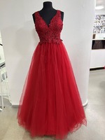 Vanhojentanssimekko nro. 11 - koot S, M ja L, väri viininpunainen, hinta 329€